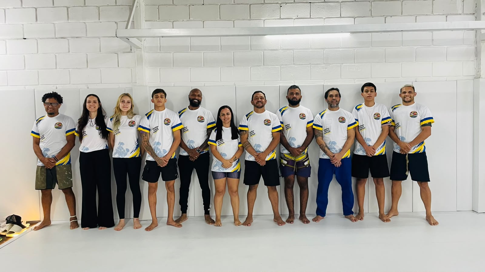 Professores e equipe técnica da Associação Arte de Lutar lado a lado no tatame